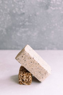 Hafif bir zemin üzerinde farklı doğal taşların parçaları, eko konsepti, farklı doku, yerçekimi, doğal mineral