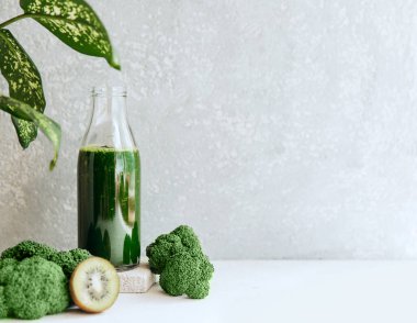 Brokoli, ıspanak, kivi ve muzdan yeşil smoothie. Çevre yiyecekleri ve vejetaryen konsepti