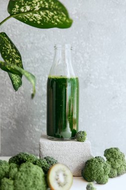 Brokoli, ıspanak, kivi ve muzdan yeşil smoothie. Eko konsepti. Sağlıklı yeşil smoothie ve beyazın içeriği - süper yiyecekler, detoks, diyet, sağlık, vejetaryen gıda konsepti