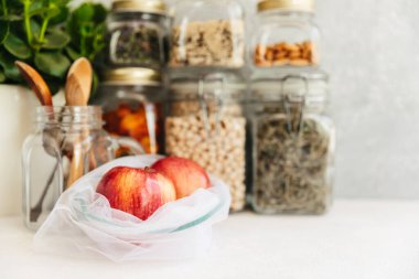 Yemek takımı. Çiğ tahıl, makarna, inleme, organik baklagiller ve cam kavanozlarda faydalı tohumlar..