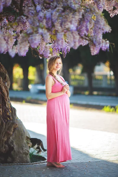 Belle femme enceinte se détendre à l'extérieur dans le parc — Photo