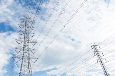 Gökyüzü arkaplanlı yüksek voltaj iletisi