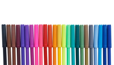 Beyaz arka plan üzerinde izole renkli marker kalem