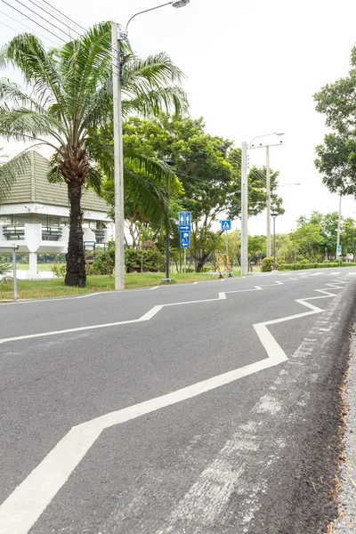 Zigzag markeringen op de weg bij openbaar park — Stockfoto