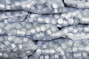 gri plastik şişe kapakları plastik torba
