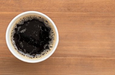 ahşap arka plan üzerinde siyah kahve, üstten görünüm