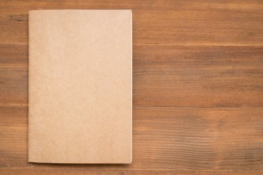 ahşap arka plan boş kitap kapağında