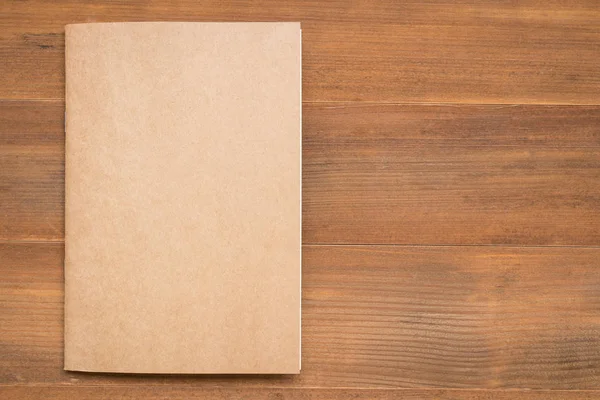 木製の背景の空白の本カバー — ストック写真