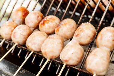soba üzerinde ızgara Tay sosis