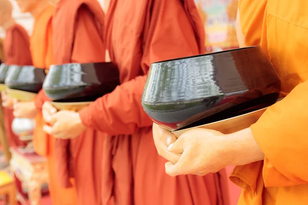Alms skål på händerna buddhastaty — Stockfoto