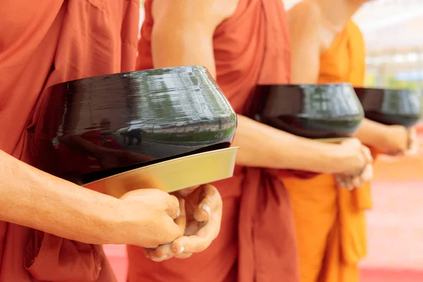 Esmola tigela em mãos estátua de buddha — Fotografia de Stock