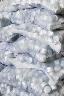 gri plastik şişe kapakları plastik torba