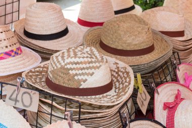 Mağazada asılı panama şapka