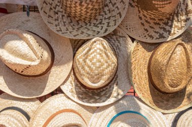 mağazada asılı saman panama şapka