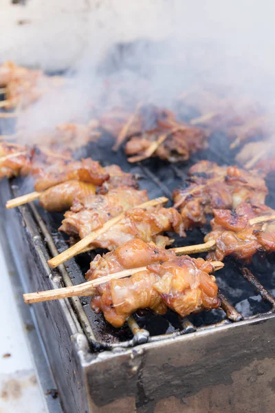Gegrillte Hühnerspieße auf Holzkohleherd, thailändisches Streetfood — Stockfoto