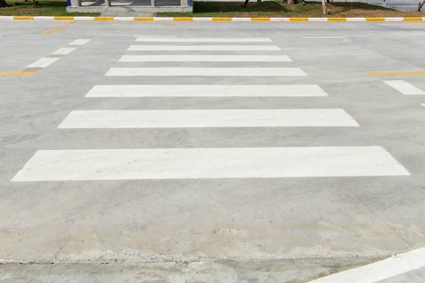 Zebra oversteekplaats op de weg — Stockfoto
