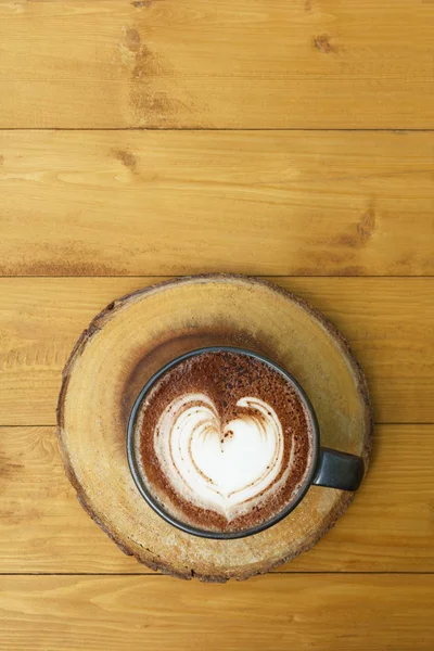 Kubek gorącej czekolady, o kształcie serca na tle drewnianych — Zdjęcie stockowe