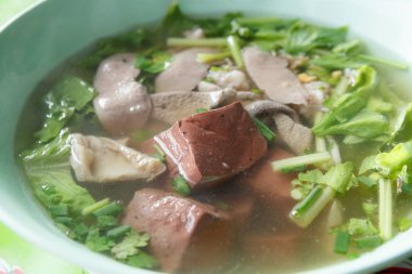 Pıhtılaşmış domuz kanıyla açık çorbası