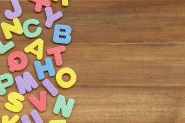 İngiliz alfabesinde geçerli olan harfleri ahşap arka plan üzerinde köpük