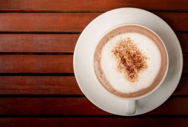 sıcak çikolata kahverengi ahşap masa arka plan üzerinde