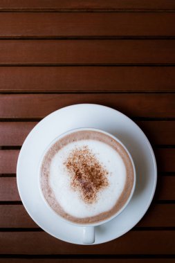 sıcak çikolata kahverengi ahşap masa arka plan üzerinde