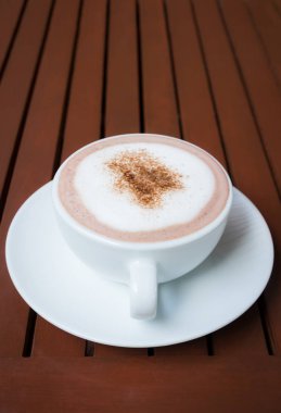 ahşap masa arka plan üzerinde sıcak çikolata