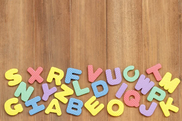 Αφρός Αγγλικό αλφάβητο γράμματα σε φόντο ξύλινη — Φωτογραφία Αρχείου