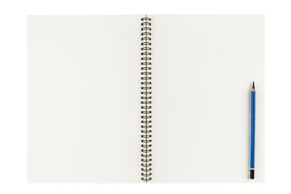 Libro de bocetos en blanco abierto con lápiz aislado sobre fondo blanco — Foto de Stock