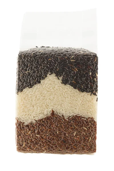 Рис в пластиковом пакете на белом фоне — стоковое фото