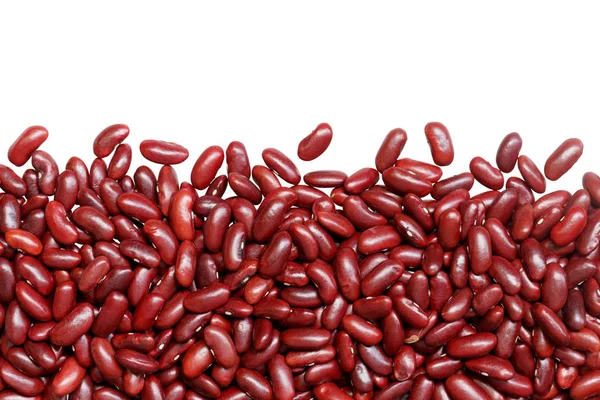 Сухая красная фасоль, выделенная на белом фоне — стоковое фото