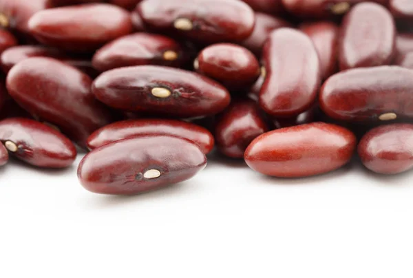 Close up de feijão vermelho no fundo branco — Fotografia de Stock