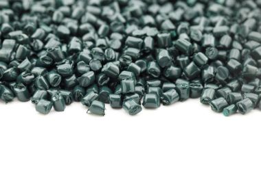 beyaz zemin üzerine yeşil plastik reçine (Masterbatch)