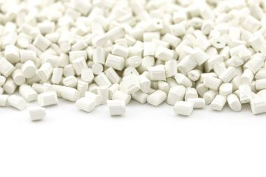 Beyaz arka plan üzerinde beyaz plastik reçine (Masterbatch)
