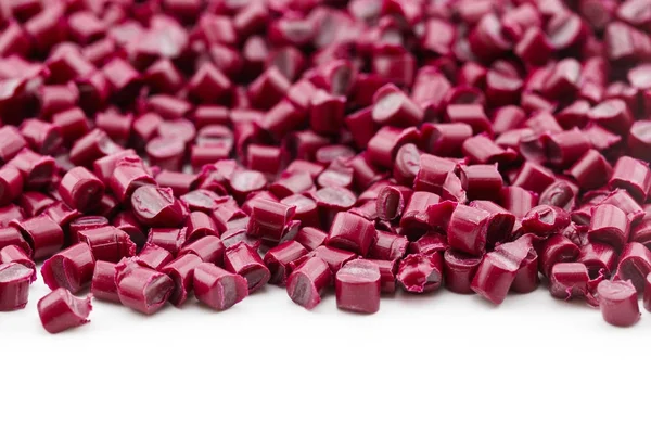 beyaz zemin üzerine kırmızı plastik reçine (Masterbatch)