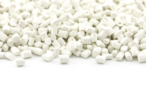Beyaz arka plan üzerinde beyaz plastik reçine (Masterbatch)