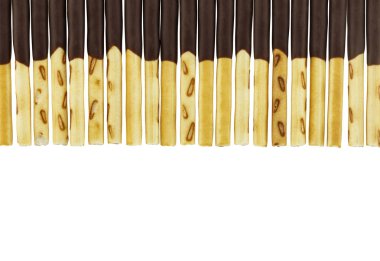 satır bisküvi sopa üzerinde beyaz ba izole çikolata kaplı