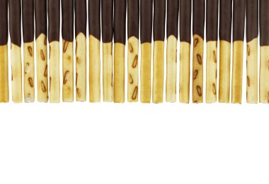 satır bisküvi sopa üzerinde beyaz ba izole çikolata kaplı