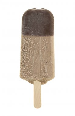 Beyaz arkaplanda izole edilmiş çikolatalı dondurma