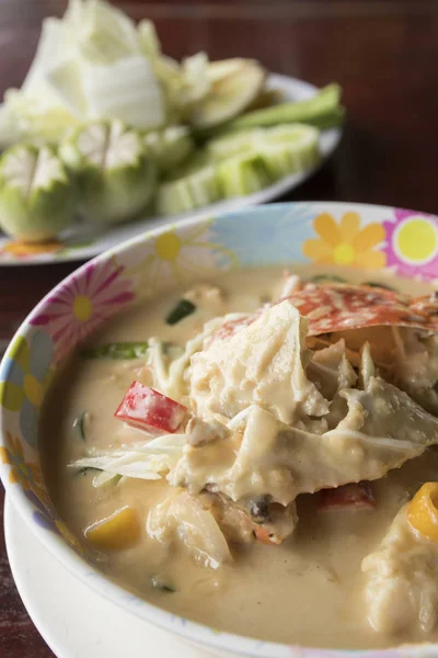 Вареный белый соевый боб с синим крабом в миске - тайская еда — стоковое фото