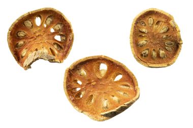 Beyaz arka plan üzerinde izole kurutulmuş bael meyve kümesi