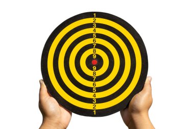 Eller beyaz arka planda izole edilmiş bir dart tahtasını tutuyor.
