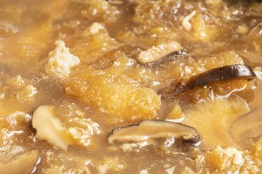 Kızarmış Balık maw içinde kırmızı et suyu