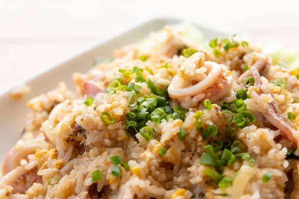 Крупный план жареного риса с кальмарами на тарелке — стоковое фото