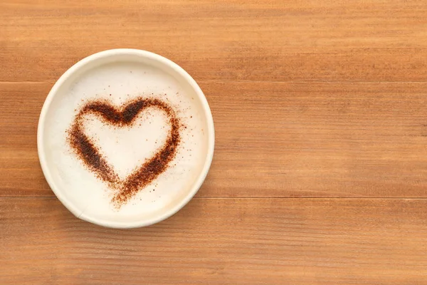 Vista superior de la taza de café capuchino con chocolate en forma de corazón — Foto de Stock