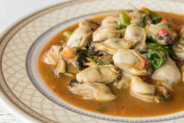 Kızarmış istiridye ve fesleğen yaprağı.