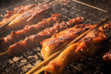 Fırında ızgara tavuk şişi. Tayland sokak yemeği.