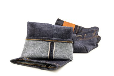 Beyaz arkaplanda kırmızı selvedge kot pantolon