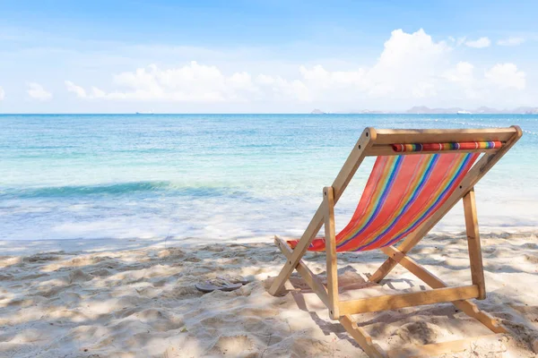 Silla Playa Vacía Playa Tropical Con Cielo Azul Por Mañana — Foto de Stock