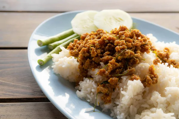 Gedämpfter Reis Gekrönt Rühren Gebratenes Würziges Schweinehack Mit Gelber Currypaste — Stockfoto