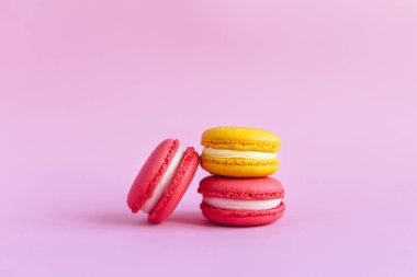 Pembe arka planda üç lezzetli Fransız kurabiyesi.. 